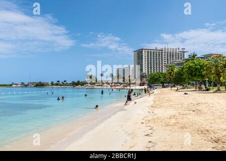 Ocho Rios, Giamaica - 22 aprile 2019: La spiaggia della baia di Ocho Rios anche indicata come Turtle Beach e Moon Palace Jamaica All Inclusive Resort in Ocho Rio Foto Stock