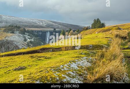 Verso il vecchio e ormai disutilizzato Grwyne Fawr serbatoio nelle Black Mountains, Brecon Beacons National Park, South Wles. Foto Stock