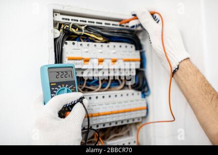 Elettricista installazione o riparazione del quadro elettrico dell'appartamento, vista ravvicinata Foto Stock