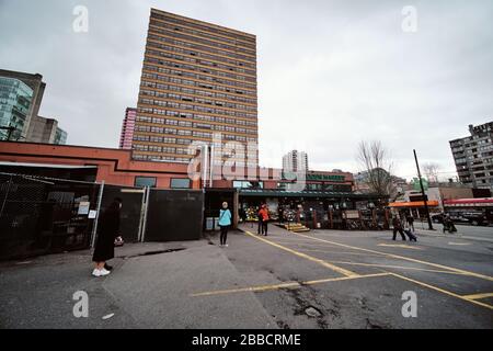 VANCOUVER, BC, CANADA - MAR 30, 2020: La linea e il flusso di folla sono regolati al supermercato in tutto il mondo nel corso della crisi di coronavirus spread Foto Stock