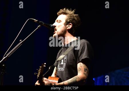 Artista folk e cantautore Frank Turner in live performance al Forum, Bath, Regno Unito. 13 marzo 2020. Foto Stock