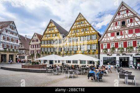 Piazza del mercato (Marktplatz), con case a graticcio del 17th secolo e ristoranti all'aperto nella città vecchia di Herrenberg, Baden Württemberg, Germania Foto Stock