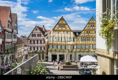 Piazza del mercato (Marktplatz), con case a graticcio del 17th secolo e ristoranti all'aperto nella città vecchia di Herrenberg, Baden Württemberg, Germania Foto Stock