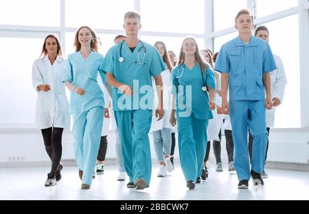 grande gruppo di giovani professionisti medici diversi. Foto Stock