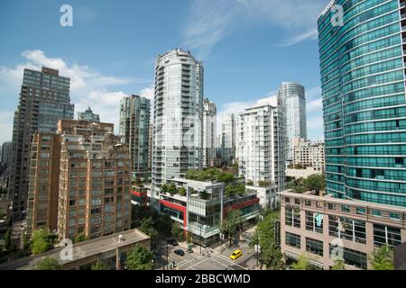 L'incrocio tra Robson Street e Hamilton Street nel centro di Vancouver, British Columbia, Canada. Foto Stock