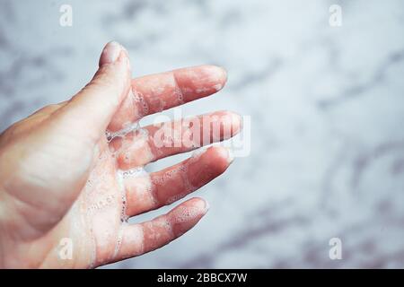 Lavaggio mani donna su sfondo di marmo, Coronavirus prevenzione igiene delle mani. Protezione contro le pandemie da virus Corona con la pulizia delle mani. Focolaio di concetto di coronavirus. Nuovo virus - COVID-19, 2019-nCoV. Foto Stock