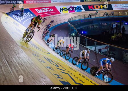 I ciclisti corrono ai sei giorni di Berlino, una corsa ciclistica di sei giorni, all'interno del Velodrom Foto Stock