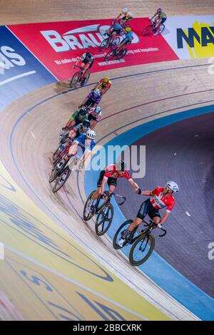 I ciclisti corrono ai sei giorni di Berlino, una corsa ciclistica di sei giorni, all'interno del Velodrom Foto Stock