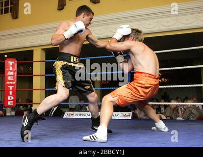 Duncan Cottier (Shorts arancioni, Chingford) combatte Lee Purdy (Colchester) in un bout leggero e di peso a Prince Regent Hotel, Woodford Bridge, Essex, P. Foto Stock