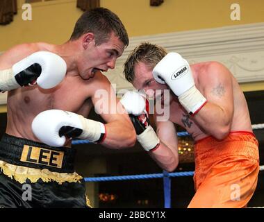 Duncan Cottier (Shorts arancioni, Chingford) combatte Lee Purdy (Colchester) in un bout leggero e di peso a Prince Regent Hotel, Woodford Bridge, Essex, P. Foto Stock