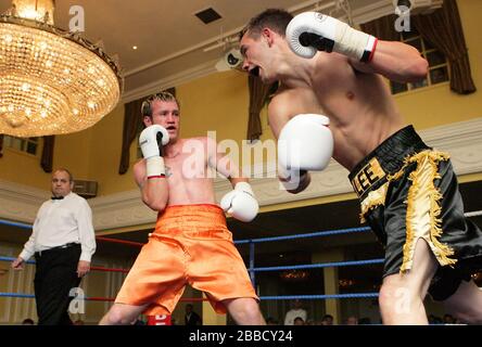 Duncan Cottier (Shorts arancioni, Chingford) combatte Lee Purdy (Colchester) in un bout leggero e di peso a Prince Regent Hotel, Woodford Bridge, Essex, P. Foto Stock