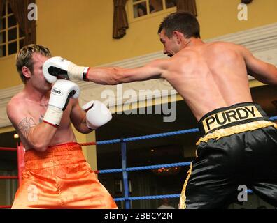 Duncan Cottier (Shorts arancioni, Chingford) combatte Lee Purdy (Colchester) in un bout leggero e di peso a Prince Regent Hotel, Woodford Bridge, Essex, P. Foto Stock