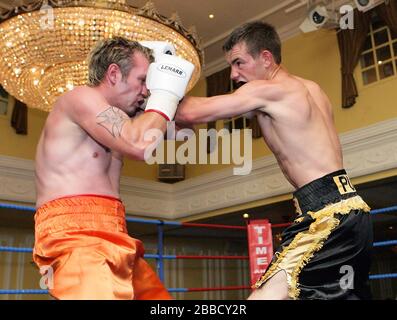 Duncan Cottier (Shorts arancioni, Chingford) combatte Lee Purdy (Colchester) in un bout leggero e di peso a Prince Regent Hotel, Woodford Bridge, Essex, P. Foto Stock