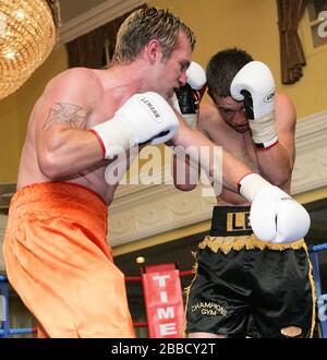 Duncan Cottier (Shorts arancioni, Chingford) combatte Lee Purdy (Colchester) in un bout leggero e di peso a Prince Regent Hotel, Woodford Bridge, Essex, P. Foto Stock