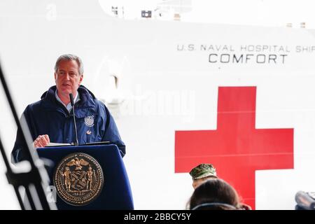 Il sindaco di New York Bill de Blasio parla dopo l'arrivo della nave dell'ospedale navale USNS Comfort al molo 90, lunedì 30 marzo 2020, A New York. La nave ha 1.000 letti e 12 sale operating che potrebbero essere in funzione entro 24 ore dal suo arrivo il Lunedi mattina. Si prevede di rafforzare un sistema di assistenza sanitaria assediato trattando pazienti non coronavirus mentre gli ospedali trattano persone con COVID-19. (Foto di IOS/Espa-Images) Foto Stock