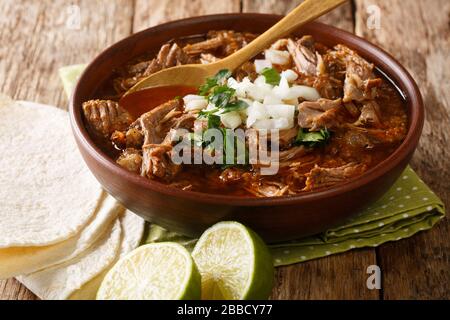 Piatto messicano di Birria de Res da manzo stufato lentamente primo piano in una ciotola sul tavolo. Orizzontale Foto Stock