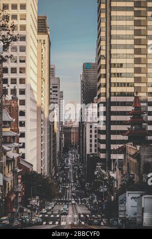 Vista lungo California Street verso Oakland Bay Bridge, San Francisco Foto Stock