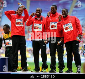 Gli USA Dontae Richards-Kwok, Gavin Smellie, Aaron Brown e Justyn Warner celebrano con loro la medaglia di bronzo dei 4x100 metri Foto Stock