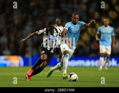 Luis Fernandinho (a destra) e la battaglia di Vurnon Anita (a sinistra) del Manchester City per la palla Foto Stock