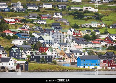 Il pittoresco villaggio di colorati di Vestmanna nelle isole Feroe. Oceano atlantico Foto Stock