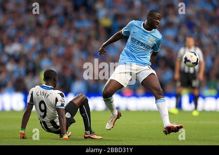 Yaya Toure (a destra) di Manchester City prende il Papiss Cisse del Newcastle United Foto Stock