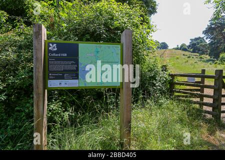 Una bacheca informativa a Collard Hill, Somerset, Inghilterra, Regno Unito, FOTO SCATTATA DAL SENTIERO PUBBLICO Foto Stock