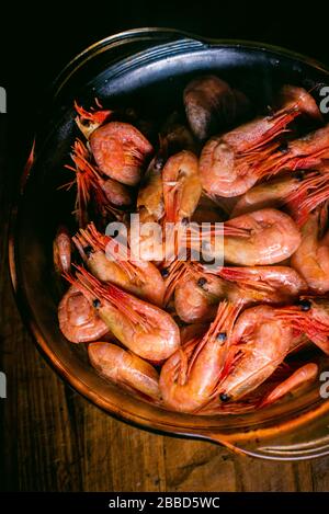 gamberetti piccanti. Gamberi cotti. Un sacco di gamberi sbucciati bolliti. Concetto di dieta sana. Foto Stock