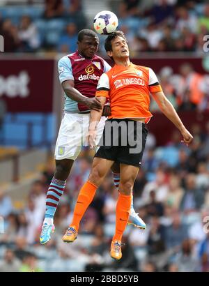 Aston Villa's Jores Okone e Roque Santa Cruz di Malaga Foto Stock