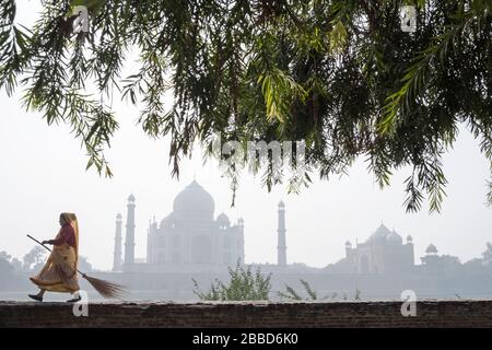 Spazzare il Taj Mahal Foto Stock