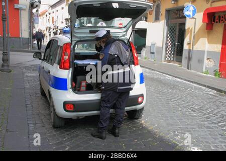 I funzionari di polizia locali effettuano dei checkpoint per le persone in circolazione per verificare se hanno l'autocertificazione richiesta dal governo italiano Foto Stock