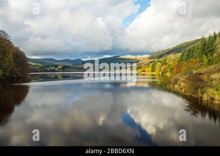 Pentwyn Reservoir nel centro di Brecon Beacons Galles del Sud in autunno mostrando belle nubi riflessi nel serbatoio. Foto Stock