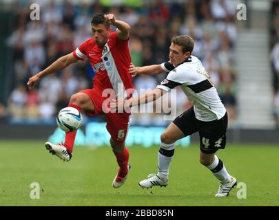 Craig Bryson (a destra) e Jason Lowe di Blackburn Rovers della contea di Derby combattono per la palla Foto Stock