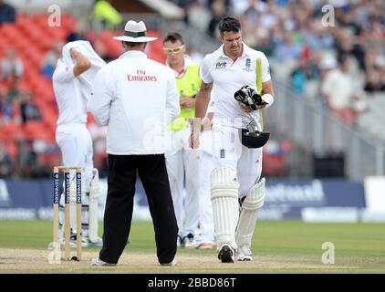 Kevin Pietersen dell'Inghilterra lascia il campo dopo essere stato dato fuori da Tony Hill Foto Stock