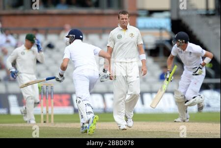 Peter Riddle, in Australia, guarda come Joe Root (a sinistra) e Kevin Pietersen in Inghilterra Foto Stock