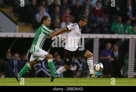 Il Bryan Ruiz di Fulham e Javier Matilla di Real Betis si battaglie per il possesso della palla Foto Stock