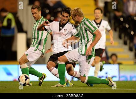 Il Bryan Ruiz di Fulham e la battaglia di Damien Perquis di Real Betis (destra) per la palla Foto Stock