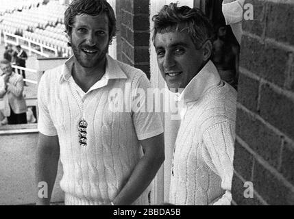 Foto del file datata 21-07-1981 di Victory sorride dal capitano inglese Mike Brearley (a destra) e il suo predecessore Ian Botham a Headingley, Leeds, dopo che l'Inghilterra ha battuto l'Australia nella terza prova di Cornhill. È stata solo la seconda volta nella storia che un test è stato vinto da una squadra che segue il. Foto Stock