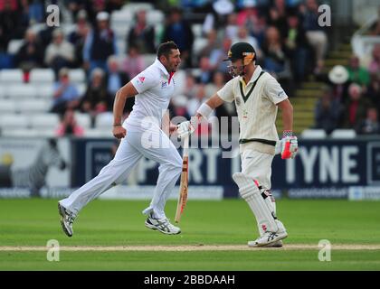 Tim Brennan dell'Inghilterra celebra il wicket di David Warner dell'Australia (a destra) durante il giorno quattro della quarta prova di Investec Ashes al ICG di Emirates Durham, Durham. Foto Stock