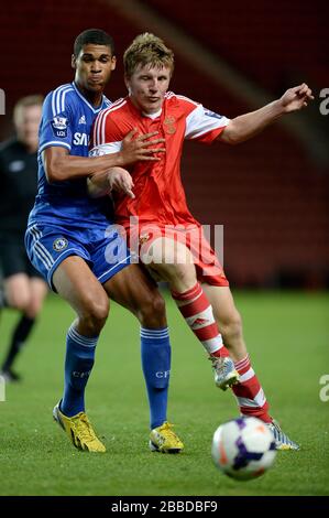 La guancia di Ruben Loftus del Chelsea (a sinistra) e la battaglia di Matt Targett di Southampton per la palla Foto Stock