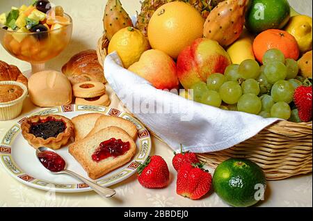 Hotel Tritone: prima colazione all'italiana frutta, marmellata, cappuccino, succo di frutta e biscotti Foto Stock