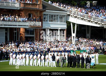 La regina Elisabetta II viene presentata ai giocatori il giorno uno del secondo Investec Ashes Test al Lord's Cricket Ground, Londra. Foto Stock