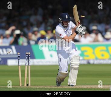 Johnny Bairstow, in Inghilterra, è invisciato da una palla di "no-ball" di Peter indovinello, il giorno uno del secondo Investec Ashes Test presso Lord's Cricket Ground, Londra. Foto Stock