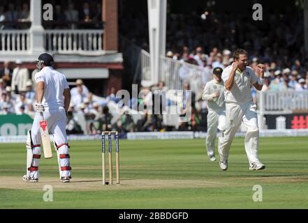 Ryan Harris (a destra) dell'Australia celebra il wicket del Tim Bresnan (a sinistra) dell'Inghilterra con la prima consegna del mattino il secondo test Investec Ashes al Lord's Cricket Ground, Londra. Foto Stock