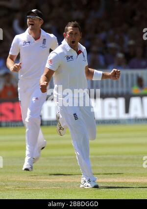 Tim Bresnan (a destra) dell'Inghilterra celebra il wicket di Phillip Hughes dell'Australia Foto Stock