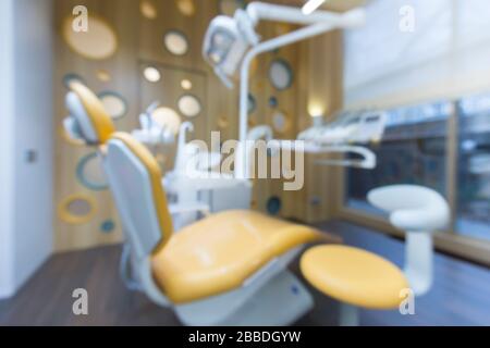 Sedia offuscata per i bambini in sala odontoiatria Foto Stock