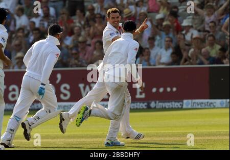 James Anderson dell'Inghilterra (a sinistra) celebra il wicket di Peter indovinello dell'Australia il quarto giorno del secondo test di Investec Ashes al Lord's Cricket Ground Foto Stock