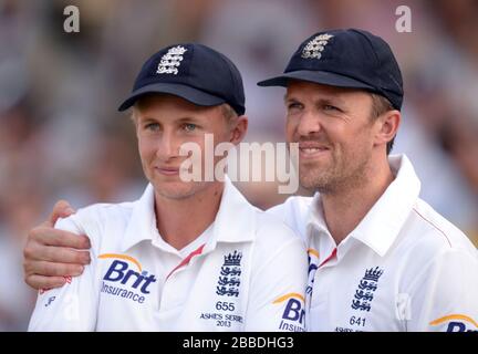 Graeme Swann dell'Inghilterra si congratula con Joe Root (a sinistra) per il suo uomo del premio di partita alla fine del gioco il quarto giorno del secondo Investec Ashes Test al Lord's Cricket Ground Foto Stock