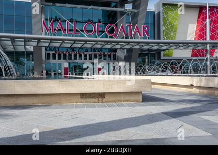 L'entrata principale del Mall of Qatar e' chiusa durante la pandemia di virus Corona con vista del giorno Foto Stock