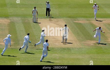 Tim Brennan (a destra) dell'Inghilterra celebra il wicket di Phillip Hughes dell'Australia il secondo giorno del test Investec Ashes al Lord's Cricket Ground, Londra. Foto Stock