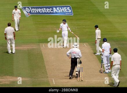 Ian Bell dell'Inghilterra reagisce dopo essere stato preso dietro da Steven Smith dell'Australia ma non è dato fuori il giorno tre del secondo test di Investec Ashes al suolo di Cricket del Signore Foto Stock